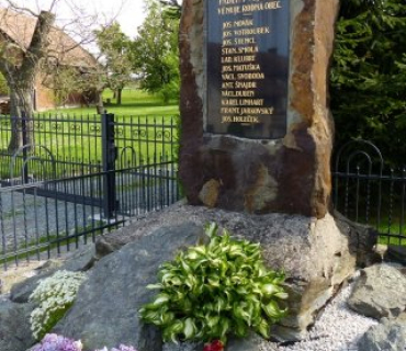 Kladení květin u pomníku padlých 8.5.2015