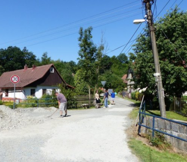 Oprava cesty na Dolech