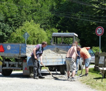 Oprava cesty na Dolech