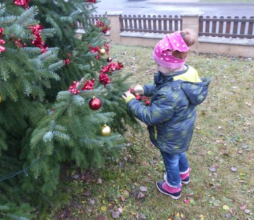 Zdobení a rozsvícení vánoční stromečku se zpíváním 26.11.2016