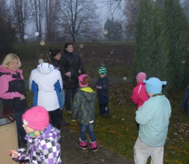 Zdobení a rozsvícení vánoční stromečku se zpíváním 26.11.2016