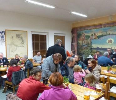 Zdobení a rozsvícení vánoční stromečku se zpíváním 26.11.2016