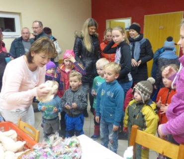 Zdobení a rozsvícení vánočního stromečku