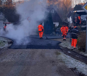 Asfaltování ve Valském údolí